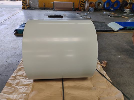 يشتري لفائف الفولاذ المرسوم مسبقاً من 700~1250mm مع طبقة الزنك 30~275g/m2 و 10~25μm الطبقة العليا لتطبيقات أسطح والجدران online manufacture