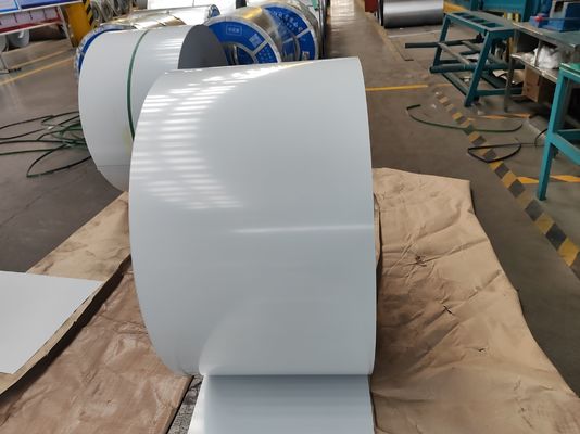 يشتري لفائف الفولاذ المرسوم مسبقاً من 700~1250mm مع 30~275g/m2 طلاء الزنك ووزن لفائف 3~8MT للأسقف والتطبيقات الصناعية online manufacture